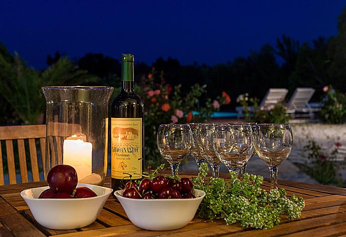 Beautiful outdoor dining area  . - Villa Glafki . (Fotogalerie) }}