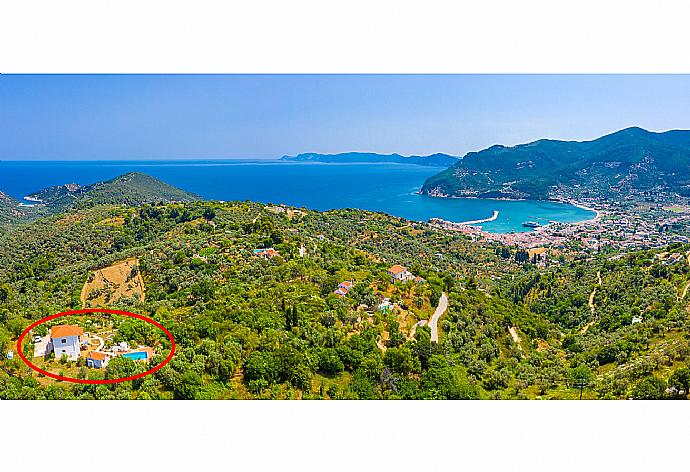 Aerial view towards Skopelos Town showing location of Villa Glafki . - Villa Glafki . (Fotogalerie) }}