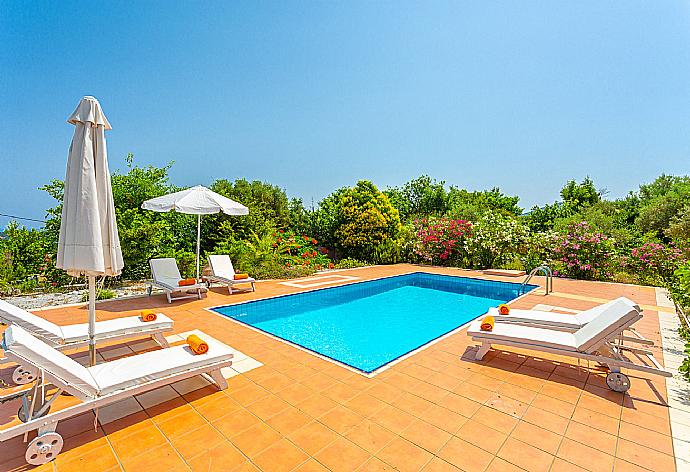 Private pool and terrace . - Villa Glafki . (Galería de imágenes) }}