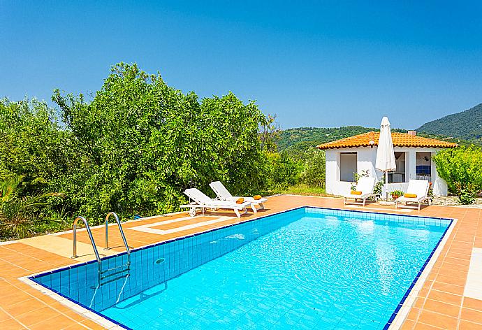 Private pool and terrace . - Villa Glafki . (Fotogalerie) }}