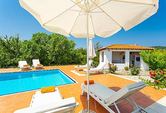 Private pool and terrace . - Villa Glafki . (Fotogalerie) }}