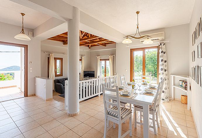 Open-plan living room with sofas, dining area, kitchen, A/C, WiFi internet, satellite TV, DVD player, and pool terrace access . - Villa Glafki . (Fotogalerie) }}