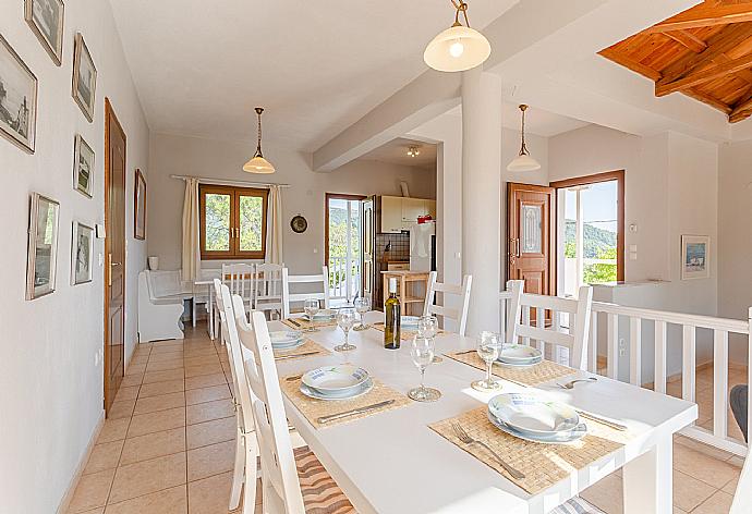 Open-plan living room with sofas, dining area, kitchen, A/C, WiFi internet, satellite TV, DVD player, and pool terrace access . - Villa Glafki . (Galería de imágenes) }}