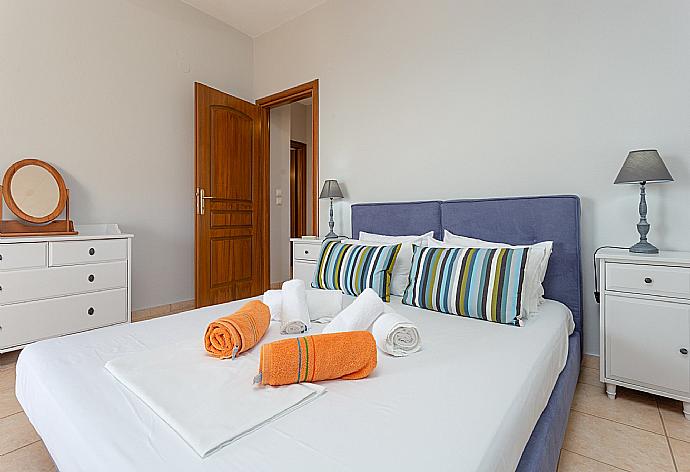 Double bedroom with A/C and balcony access with sea views . - Villa Glafki . (Fotogalerie) }}