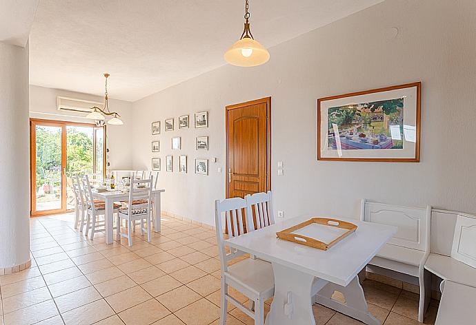 Open-plan living room with sofas, dining area, kitchen, A/C, WiFi internet, satellite TV, DVD player, and pool terrace access . - Villa Glafki . (Galleria fotografica) }}