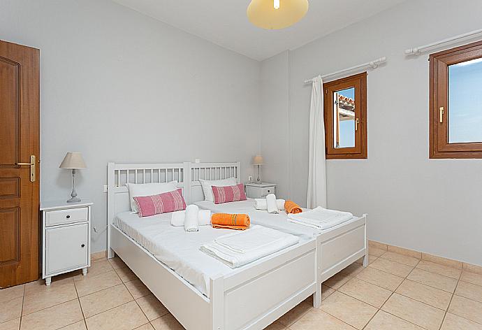 Twin bedroom with A/C and balcony access with sea views . - Villa Glafki . (Galería de imágenes) }}