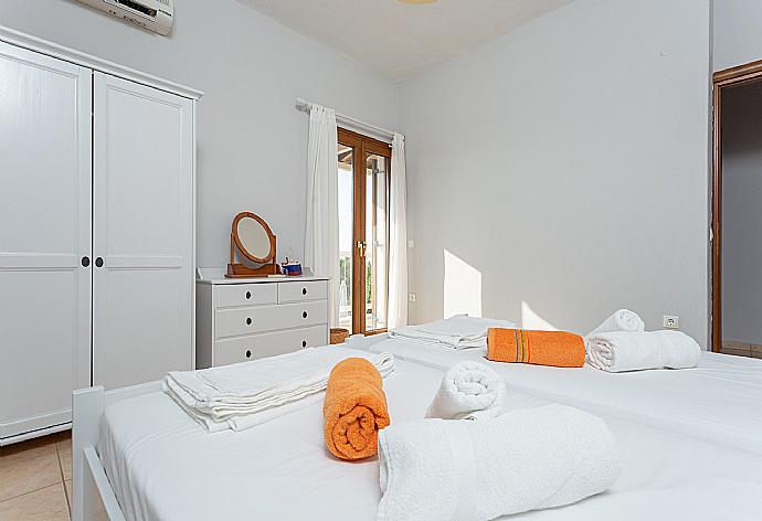 Twin bedroom with A/C and balcony access with sea views . - Villa Glafki . (Galería de imágenes) }}