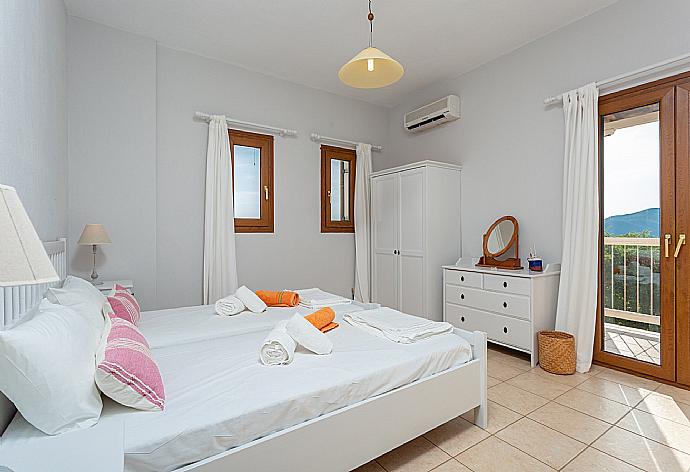 Twin bedroom with A/C and balcony access with sea views . - Villa Glafki . (Galería de imágenes) }}