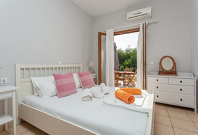 Double bedroom with A/C and pool terrace access . - Villa Glafki . (Galerie de photos) }}