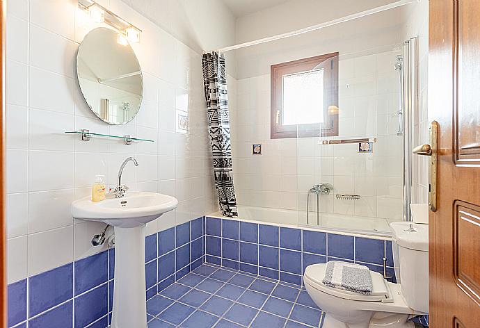 Family bathroom with bath and shower . - Villa Glafki . (Galería de imágenes) }}