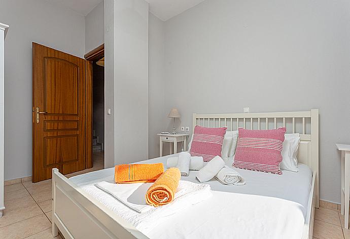 Double bedroom with A/C and pool terrace access . - Villa Glafki . (Galería de imágenes) }}