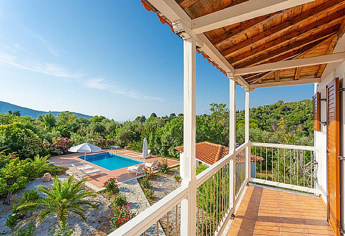 Balcony . - Villa Glafki . (Fotogalerie) }}