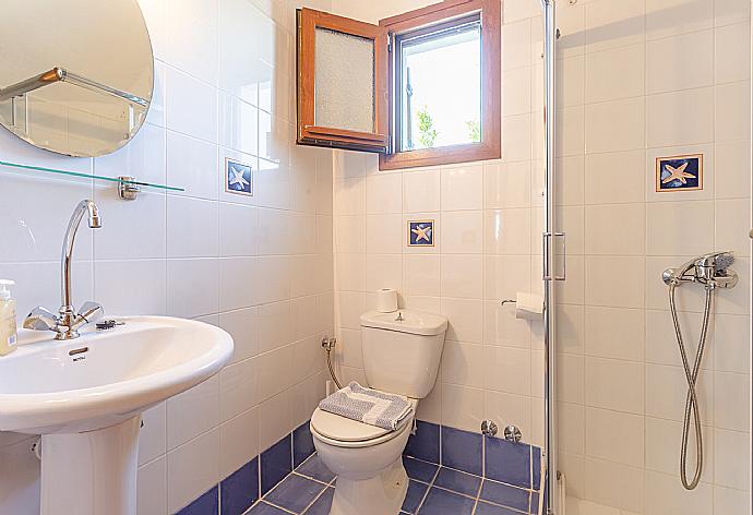 Family bathroom with shower . - Villa Glafki . (Fotogalerie) }}