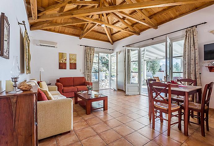 Open-plan living room with ofas, WiFi Internet, Satellite TV, DVD player and dining area. . - Villa Tassoula . (Galleria fotografica) }}