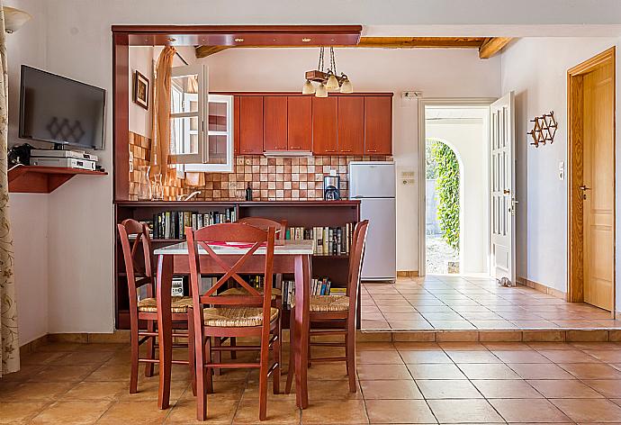 Equipped kitchen and open plan dining area. . - Villa Tassoula . (Galerie de photos) }}