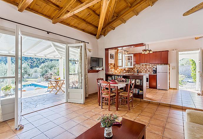 Open-plan living room with ofas, WiFi Internet, Satellite TV, DVD player and dining area. . - Villa Tassoula . (Galleria fotografica) }}