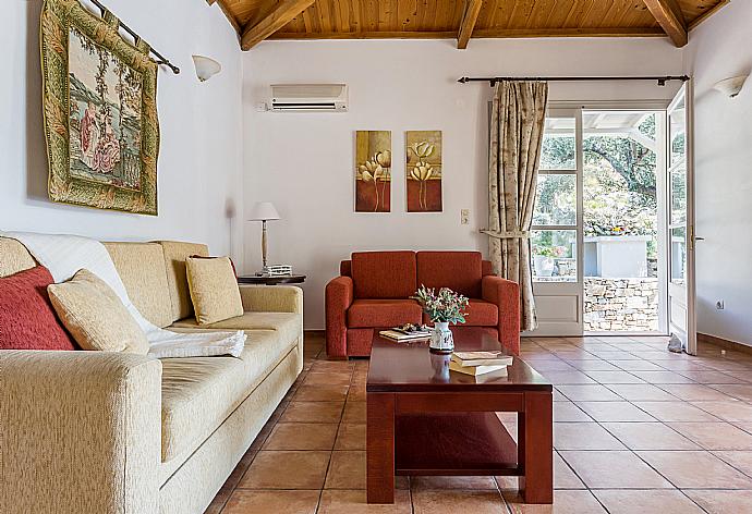 Open-plan living room with ofas, WiFi Internet, Satellite TV, DVD player and dining area. . - Villa Tassoula . (Galleria fotografica) }}