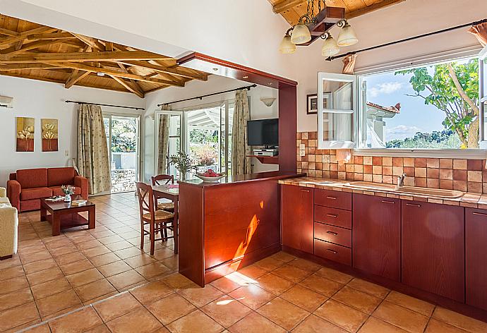 Equipped kitchen and open plan dining area. . - Villa Tassoula . (Galerie de photos) }}