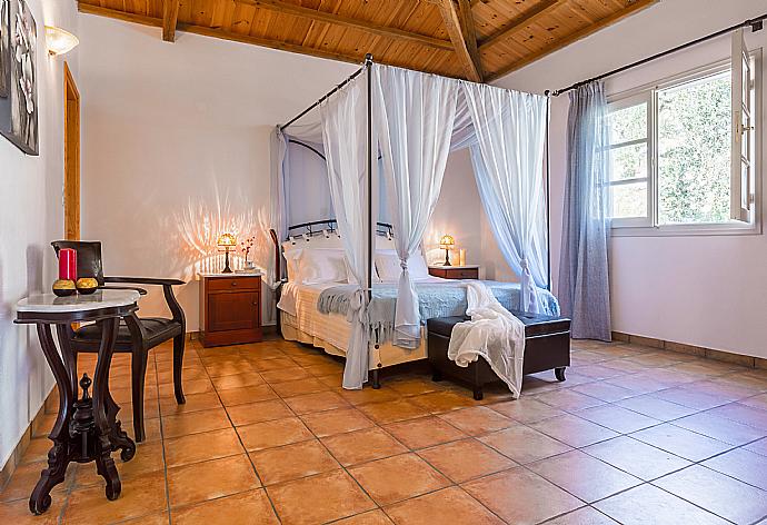 Double bedroom with and en suite bathroom. . - Villa Tassoula . (Galería de imágenes) }}