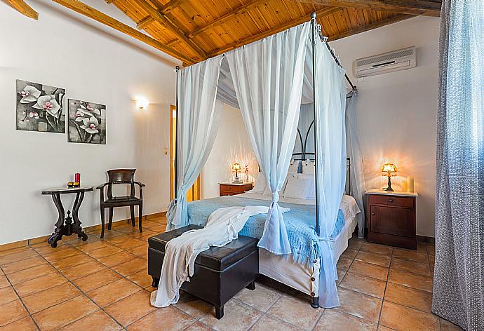 Double bedroom with and en suite bathroom. . - Villa Tassoula . (Галерея фотографий) }}