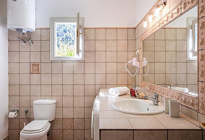 En suite bathroom, bath with shower. W/C. . - Villa Tassoula . (Galleria fotografica) }}