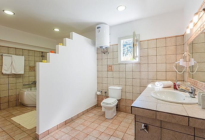 En suite bathroom, bath with shower. W/C. . - Villa Tassoula . (Galleria fotografica) }}