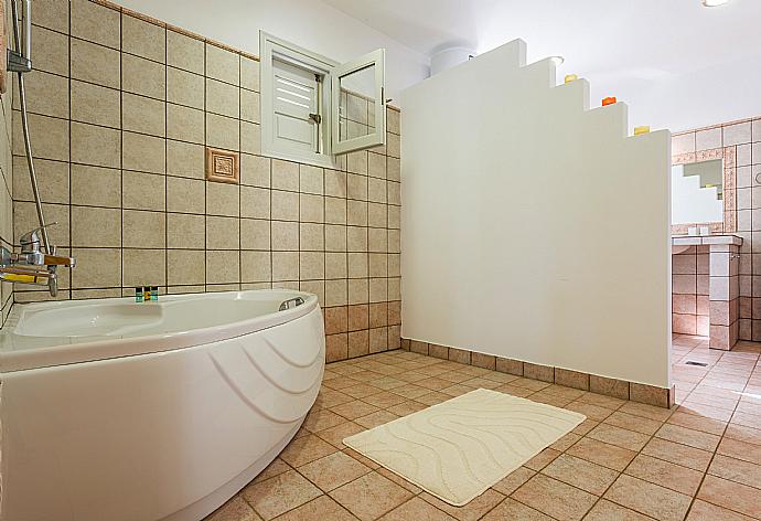 En suite bathroom, bath with shower. W/C. . - Villa Tassoula . (Galleria fotografica) }}