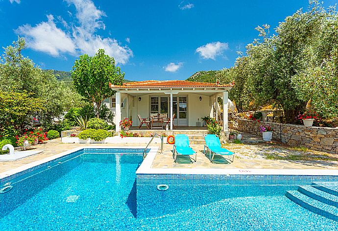 Beautiful villa with private pool and terrace . - Villa Tassoula . (Galería de imágenes) }}