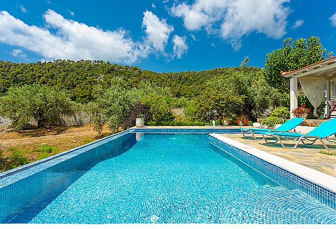 Private pool and terrace . - Villa Tassoula . (Galerie de photos) }}