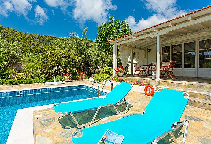 Private pool and terrace . - Villa Tassoula . (Galería de imágenes) }}