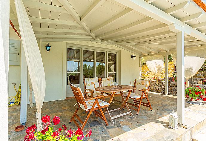 Sheltered terrace area . - Villa Tassoula . (Fotogalerie) }}