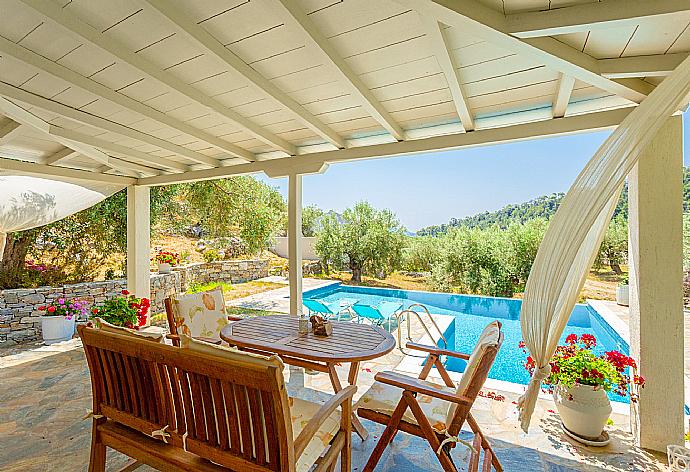 Sheltered terrace area . - Villa Tassoula . (Fotogalerie) }}