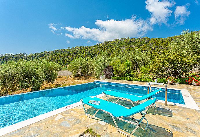 Private pool and terrace . - Villa Tassoula . (Galerie de photos) }}