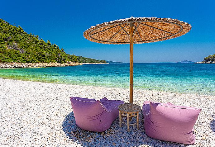 Leftos Gialos Beach - only a 1 minute walk from Villa Tassoula . - Villa Tassoula . (Галерея фотографий) }}