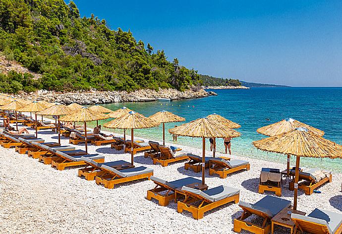 Leftos Gialos Beach - only a 1 minute walk from Villa Tassoula . - Villa Tassoula . (Fotogalerie) }}