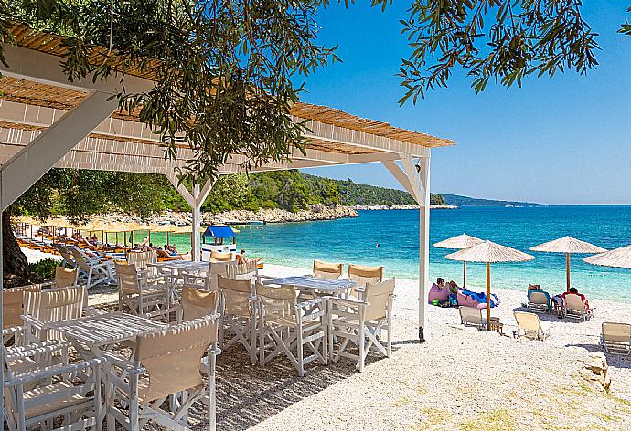 Waterfront taverna at Leftos Gialos Beach - only a 1 minute walk from Villa Tassoula . - Villa Tassoula . (Photo Gallery) }}