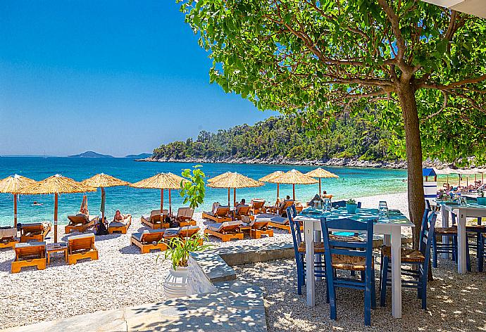 Leftos Gialos Beach - only a 1 minute walk from Villa Tassoula . - Villa Tassoula . (Photo Gallery) }}