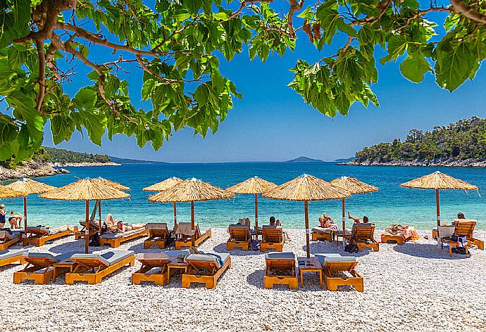 Leftos Gialos Beach - only a 1 minute walk from Villa Tassoula . - Villa Tassoula . (Fotogalerie) }}