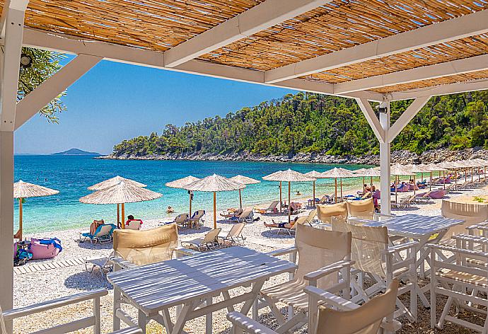 Waterfront taverna at Leftos Gialos Beach - only a 1 minute walk from Villa Tassoula . - Villa Tassoula . (Fotogalerie) }}