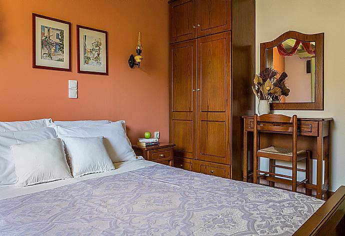 Sheltered terrace area . - Neptune . (Photo Gallery) }}