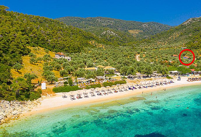 Aerial view of Leftos Gialos Beach showing location of Neptune  . - Neptune . (Fotogalerie) }}