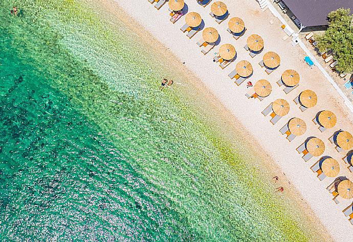 Aerial view of Leftos Gialos Beach - only a 1 minute walk from Neptune . - Neptune . (Fotogalerie) }}