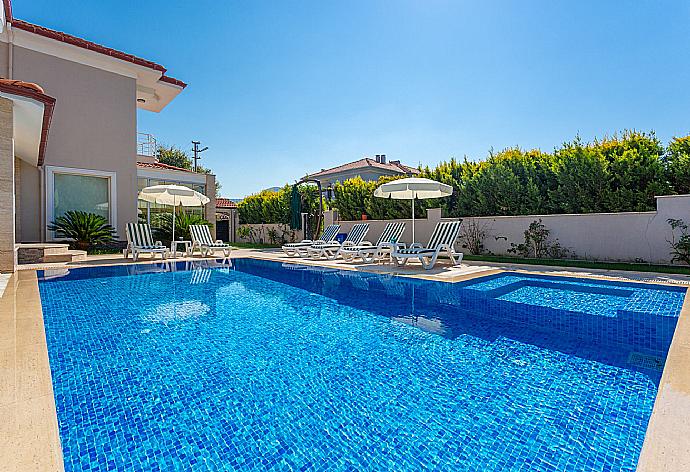 Private pool and terrace . - Villa Nirvana . (Galerie de photos) }}