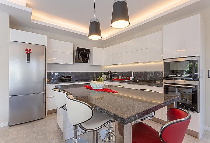 Equipped kitchen and dining area . - Villa Nirvana . (Fotogalerie) }}