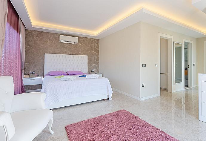 Double bedroom with en suite bathroom, A/C, TV, walk-in wardrobe, and balcony access . - Villa Nirvana . (Photo Gallery) }}