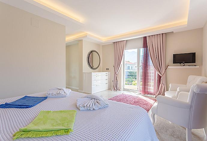 Double bedroom with en suite bathroom, A/C, TV, walk-in wardrobe, and balcony access . - Villa Nirvana . (Galleria fotografica) }}