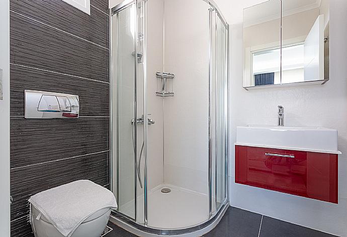 En suite bathroom with overhead shower . - Villa Nirvana . (Galleria fotografica) }}