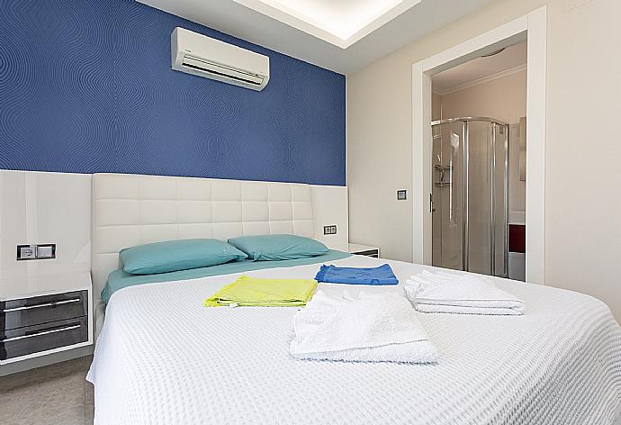 Double bedroom with en suite bathroom, A/C, and balcony access . - Villa Nirvana . (Galleria fotografica) }}