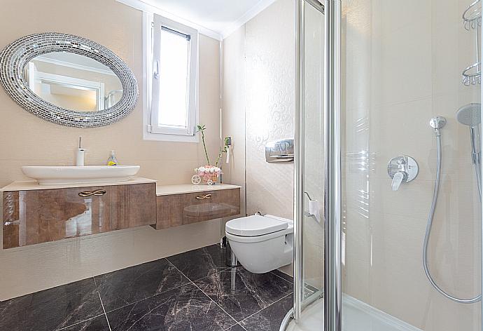 Family bathroom with overhead shower . - Villa Nirvana . (Галерея фотографий) }}