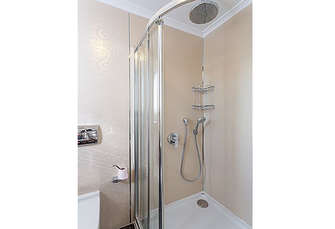 Family bathroom with overhead shower . - Villa Nirvana . (Galería de imágenes) }}